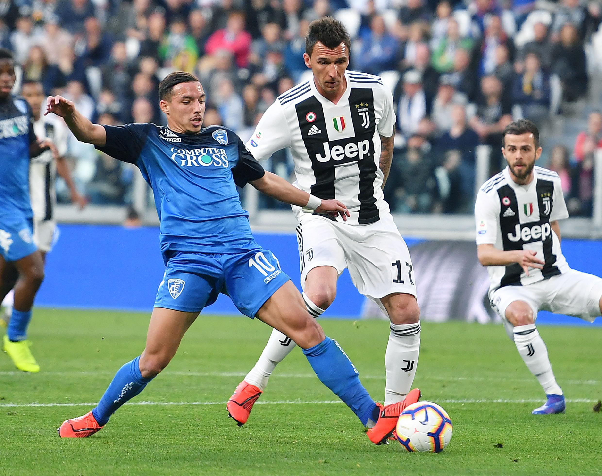 TA：巴萨防守存在问题，但弗里克无意放弃高位防线的战术（TA：巴萨防守隐患犹在，弗里克仍将坚持高位防线打法）