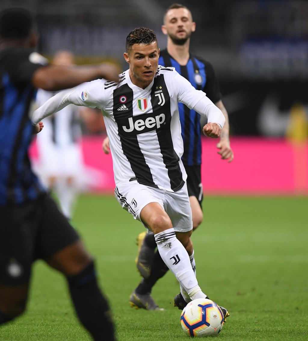 女足英联杯中发生暴力冲突，一名球员抓住对手脖子将其摔倒