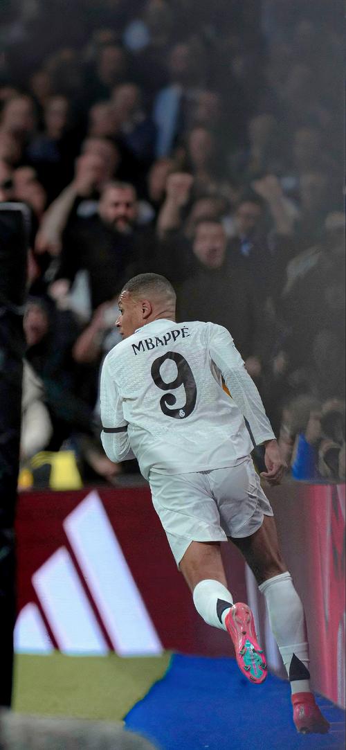 记者：对和俱乐部有分歧但最终留队的球员，球迷应该宽容一点（记者：球员与俱乐部有分歧仍选择留队，球迷应多些包容）