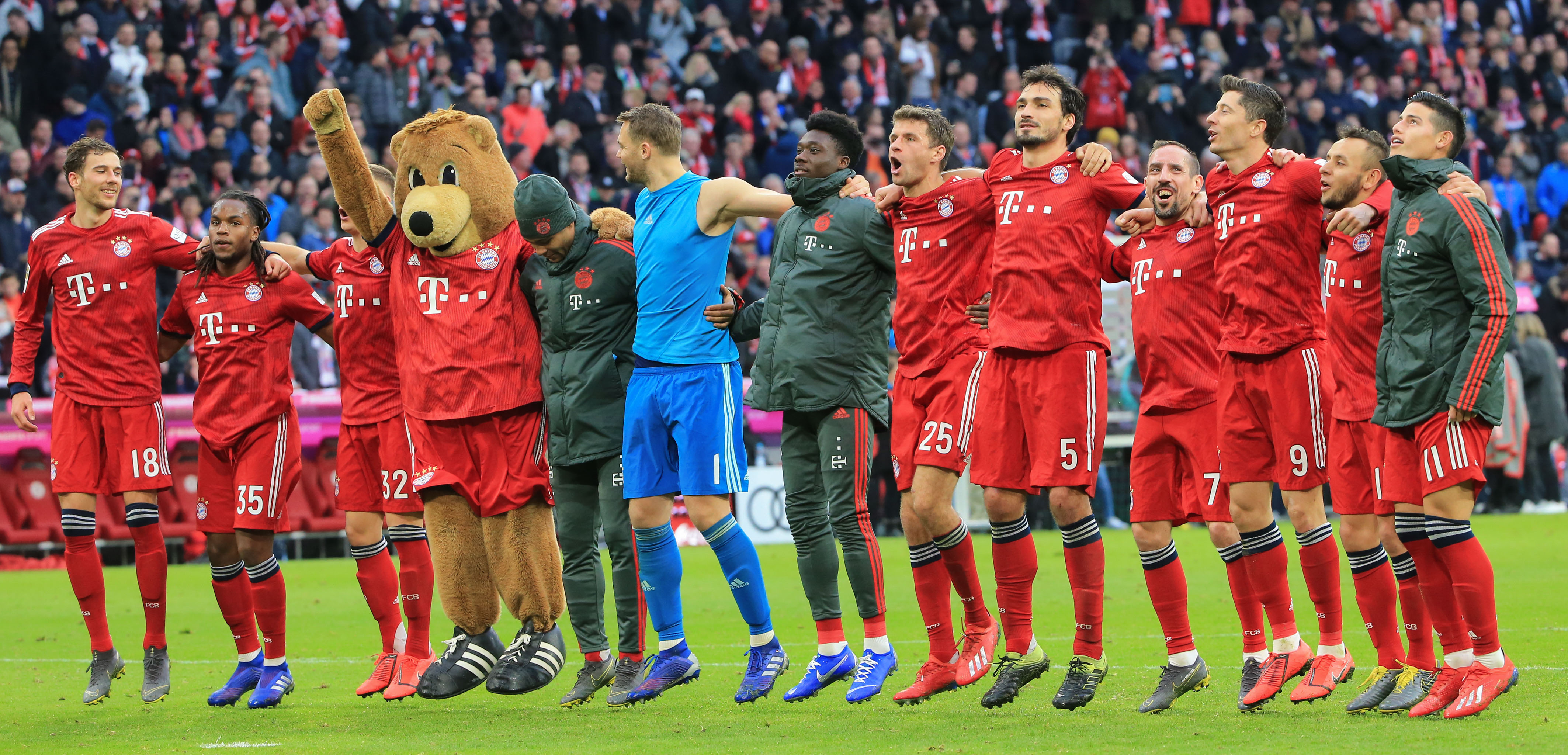 逆转！30岁锋霸独造2球，西甲豪强连进3球，欧冠翻盘（大逆转！30岁锋线悍将直接制造两球，西甲豪门连下三城，上演欧冠翻盘）