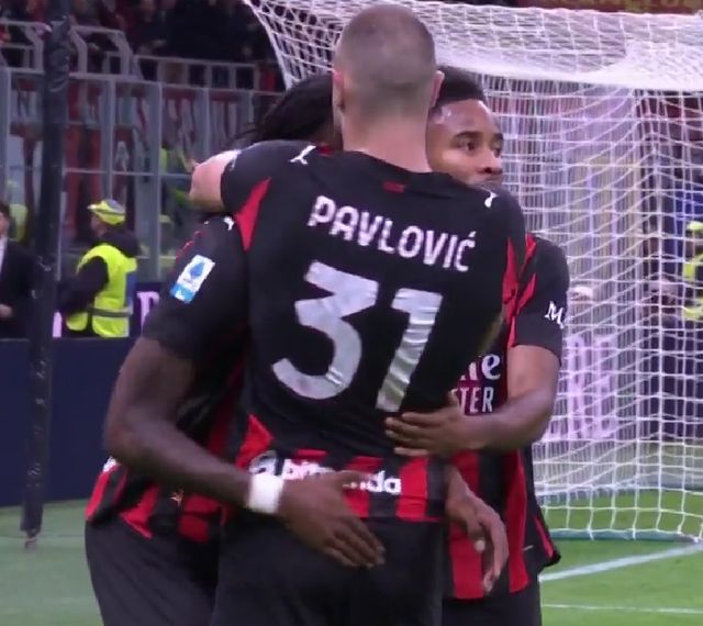 拜仁莱万多夫斯基关键进球锁定胜局（莱万多夫斯基致胜一球助拜仁全取三分）