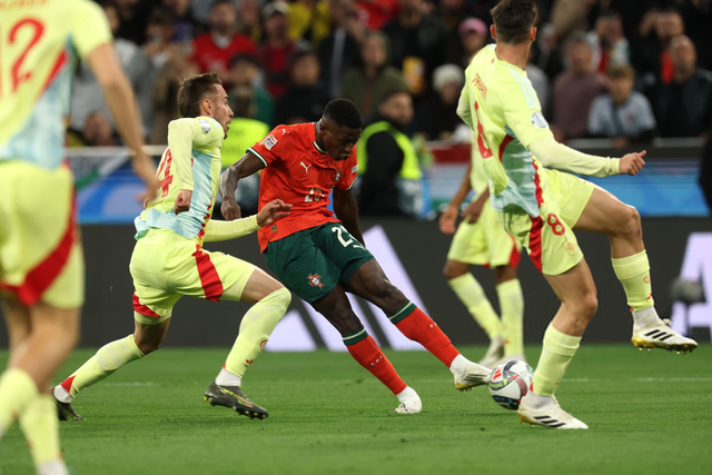 2025南宁马拉松 开场舞太燃了！（2025南宁马拉松：开场舞燃爆全场！）