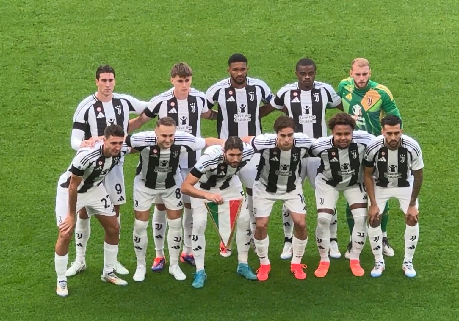 Shams：雄鹿球星字母哥因右小腿拉伤将缺席2-4周（Shams：雄鹿核心字母哥右小腿拉伤，预计缺阵2至4周）