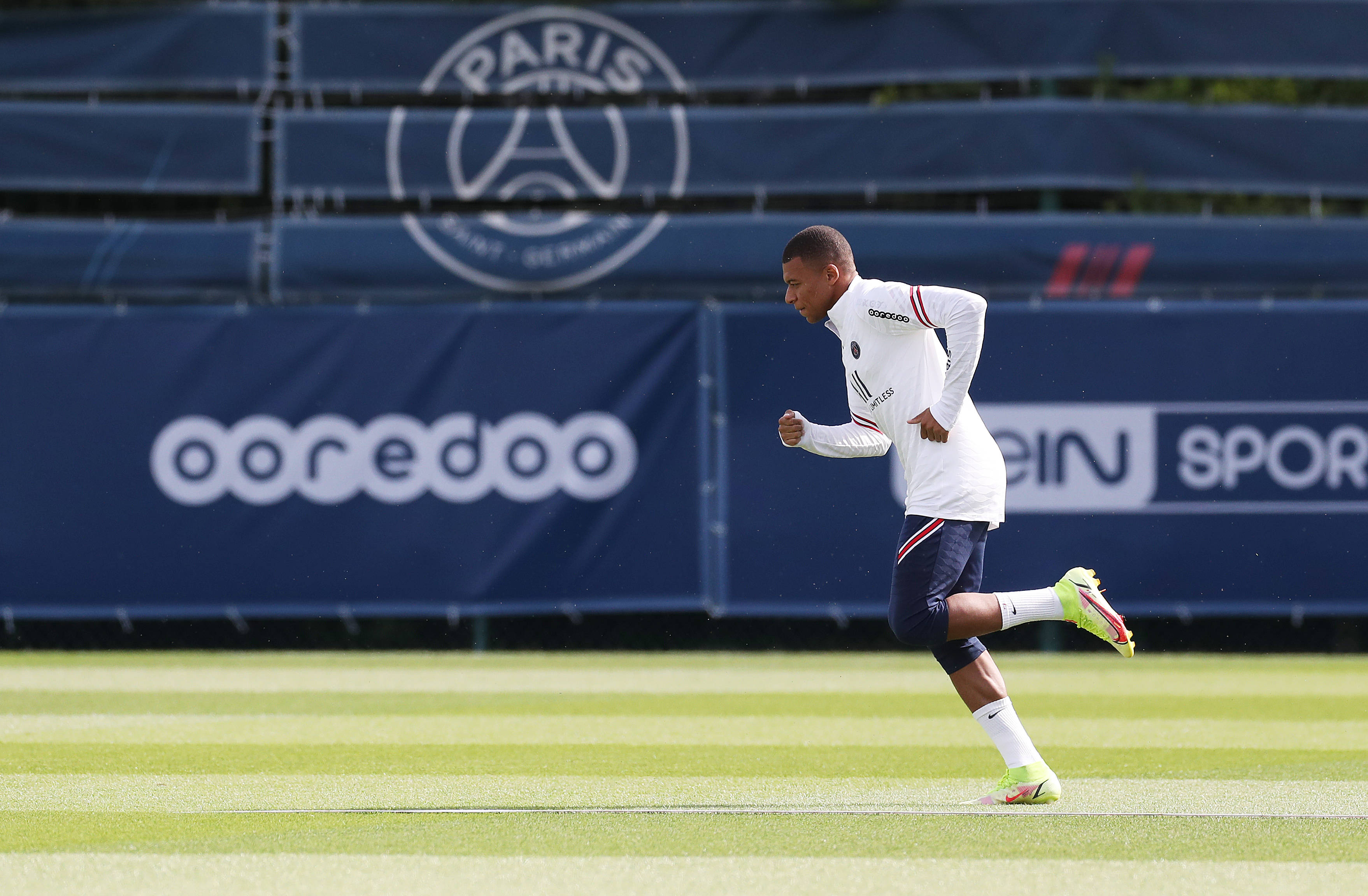 梅开二度助那不勒斯战胜尤文，霍伊伦当选全场最佳球员（双响引领那不勒斯力克尤文，霍伊伦荣膺全场MVP）