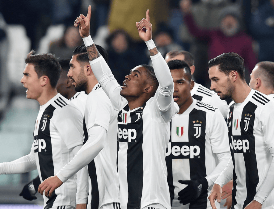 莱奥：我正在学习踢中锋，球队在场内场外都在帮助我（莱奥：正学习胜任中锋，球队场上场下都在帮我）