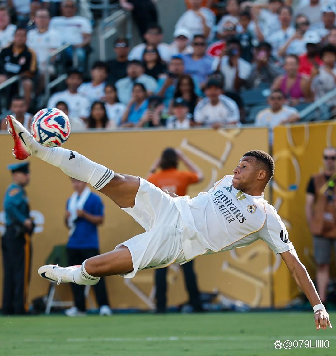 福登调侃小球迷：要这么多签名是不要拿去卖，赚了钱分我一半（福登打趣小球迷：签这么多别拿去卖，赚了记得分我一半）