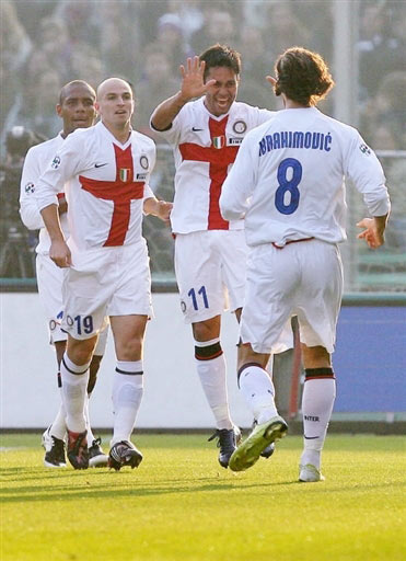 记者：曼联和切尔西有意桑德兰中场萨迪基，蓝军已经询价（记者：切尔西已询价桑德兰中场萨迪基，曼联也在关注）