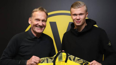 土超比赛双方在禁区里打架，裁判未吹停比赛导致主队打入空门（土超禁区内爆发冲突，裁判未鸣哨，主队趁机打进空门）