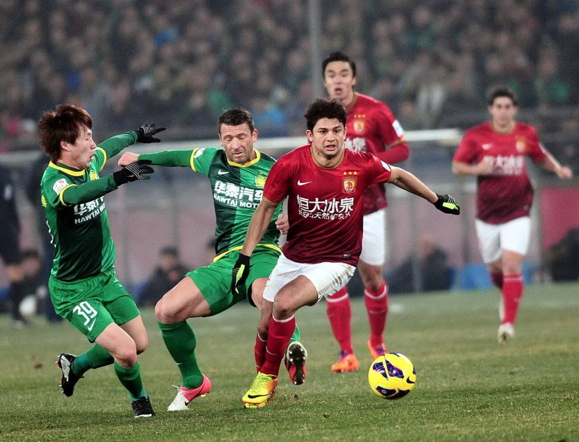 拉菲尼亚安慰弗里克？记者：输切尔西后弗里克感到精疲力竭（记者称：负于切尔西后弗里克疲惫不堪，拉菲尼亚上前安慰）